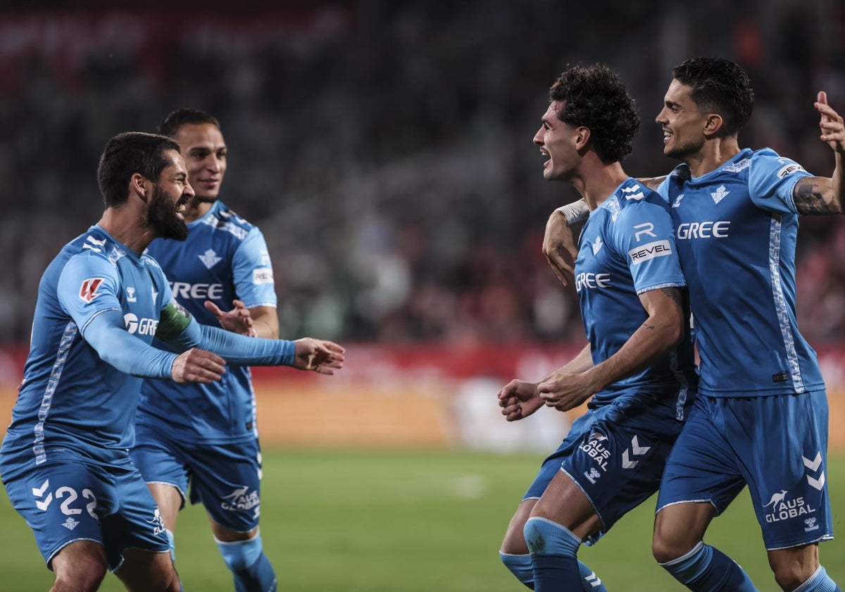 Isco, Antony, Bartra, todos corren a abrazar a Johnny Cardoso por el gol del estadounidense, que abrió la lata en Montilivi