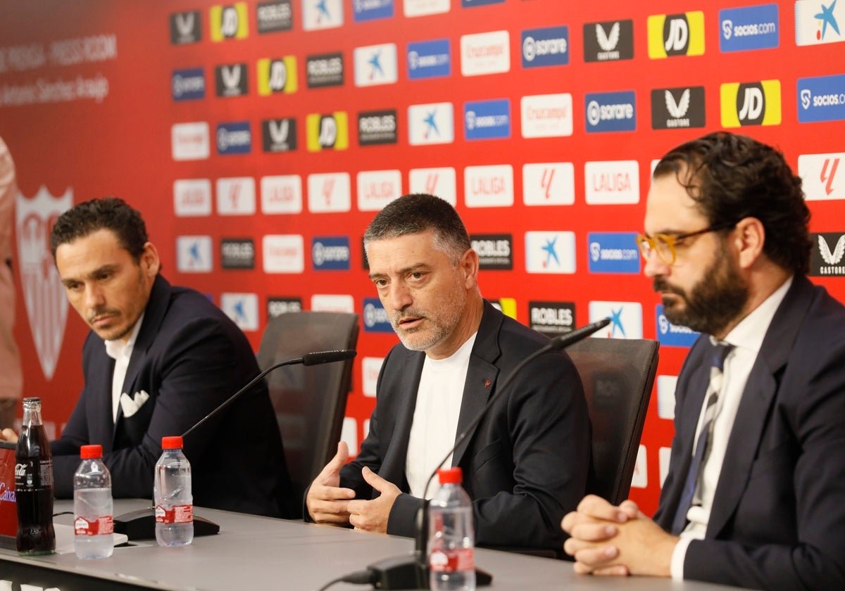 García Pimienta, durante su presentación como entrenador del Sevilla, con Orta y Del Nido Carrasco