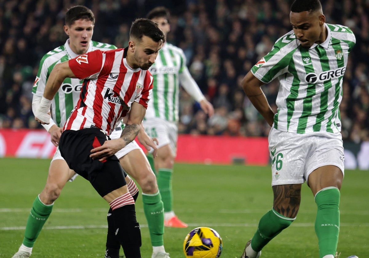 Natan tapona un disparo de Berenguer durante el Betis - Athletic de esta temporada