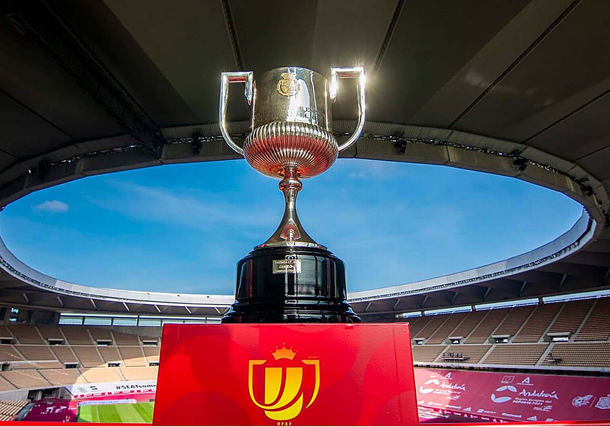 Imagen de archivo del trofeo de la Copa del Rey en el Estadio de la Cartuja, en Sevilla