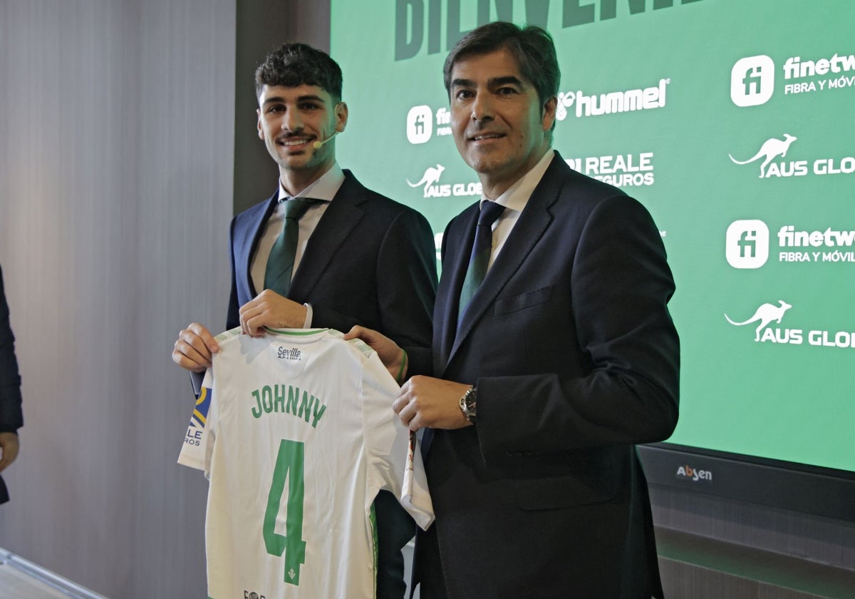 Ángel Haro, presidente del Betis, junto a Johnny Cardoso el día de su presentación como nuevo jugador del Betis
