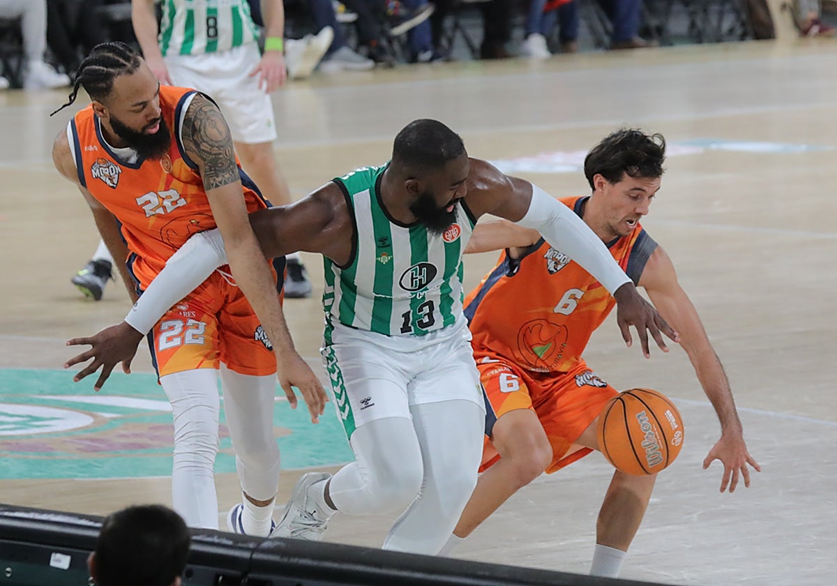 Kasibabu, entre Norris Jr. y Javi Marín, del CB Naturavia Morón