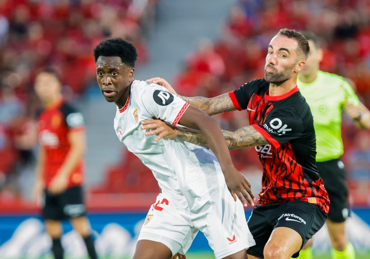 Lokonga pugna con Darder en el choque entre el Mallorca y el Sevilla en Son Moix