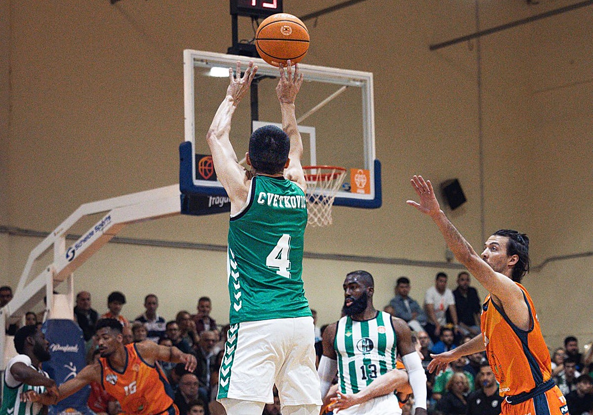 Cvetkovic, lanzando un triple en el CB Naturavia Morón - Real Betis Baloncesto