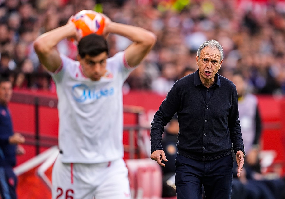 Joaquín Caparrós aprieta a Juanlu en un saque de banda