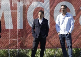 La plana mayor del Sevilla apoya al equipo en la ciudad deportiva antes de la 'final' de Pamplona