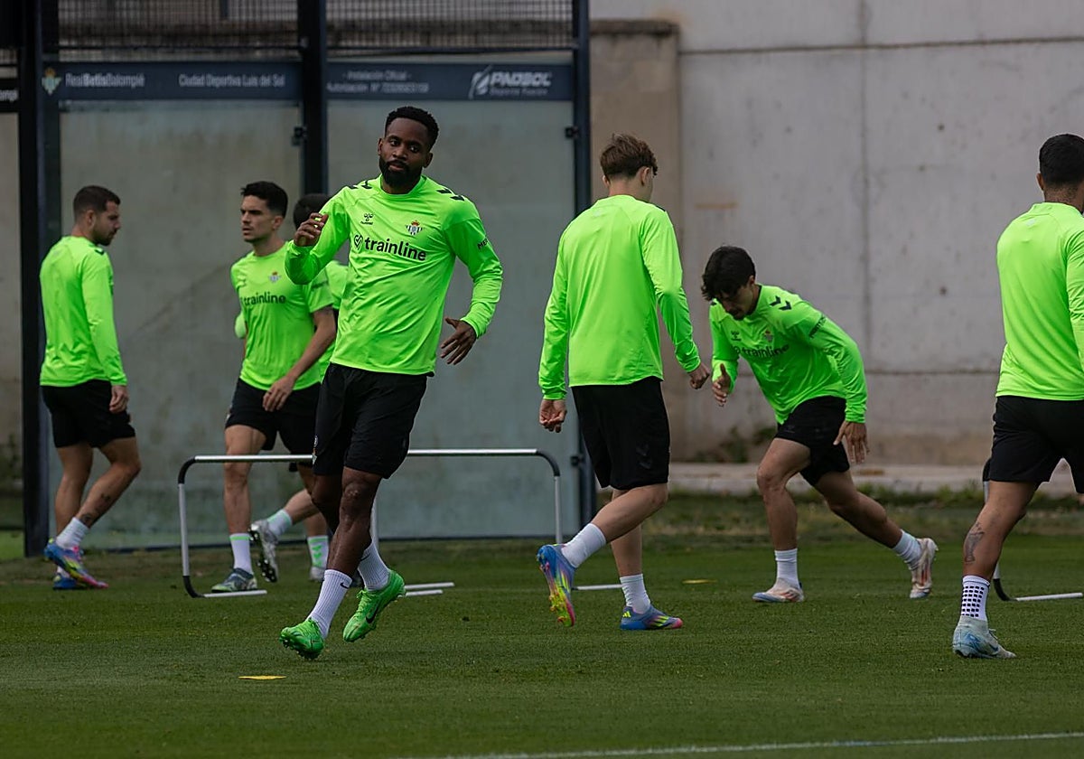 Bakambu, durante un entrenamiento reciente con el Real Betis en la ciudad deportiva