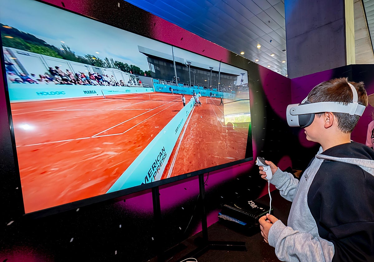 Asistentes probando la experiencia