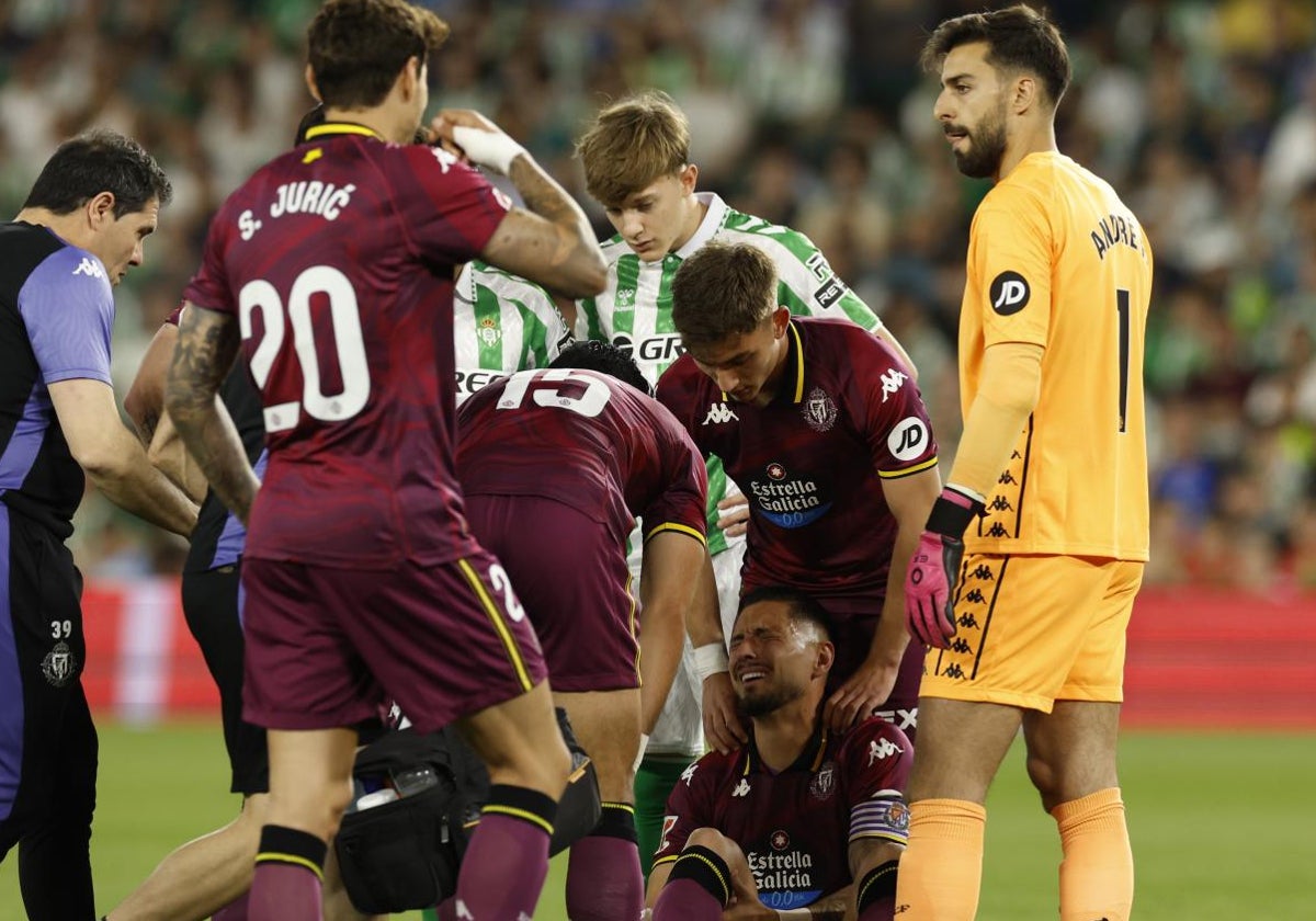 Javi Sánchez llora sentado en el césped del Villamarín tras caer lesionado