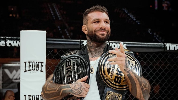 Franco Tenaglia con sus dos cinturones de BKFC