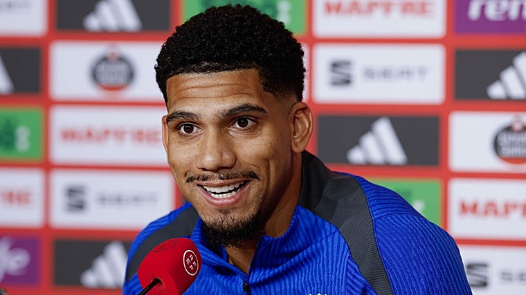 El defensa uruguayo del Barcelona, Ronald Araújo, durante la rueda de prensa ofrecida este viernes en Sevilla