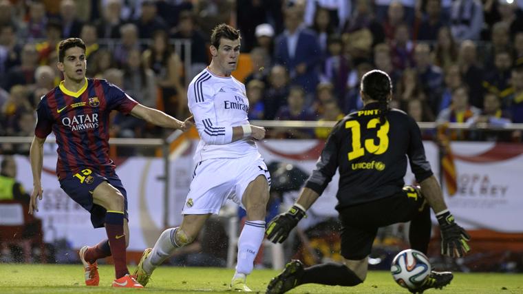Gareth Bale marca el gol del triunfo en la final de la Copa del Rey de Mestalla de 2014, donde el Real Madrid se impuso por 2-1 al F.C. Barcelona. En la imagen Pinto no puede impedir el tanto del galés, ante la mirada de Bartra