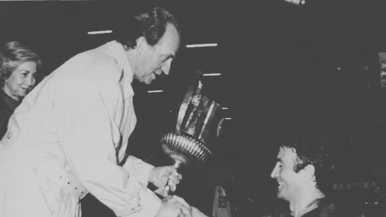 Alesanco recibe la Copa del Rey de manos de Don Juan Carlos en la final de Mestalla de 1990, donde los azulgranas se impusieron al Real Madrid por 2-0