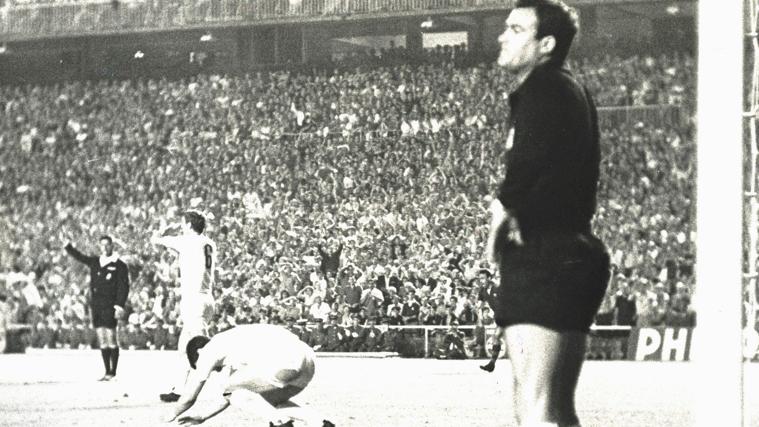 El portero Betancort, desolado, con Zunzunegui agachado, que acababa de marcar en su propia portería el único gol de la final de 1968 en el Santiago Bernabéu contra el F.C. Barcelona. Detrás, Zoco se lleva las manos a la cabeza, con el árbitro Rigo señalando el centro del campo