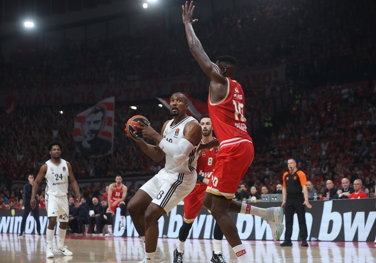 Ibaka intenta deshacerse de la defensa de Fall