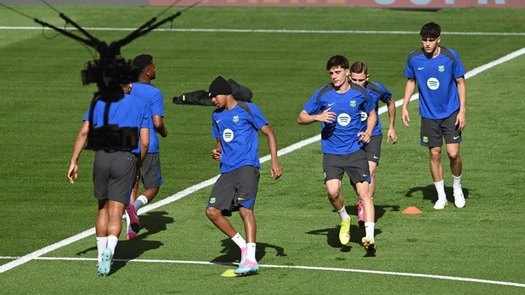 Lamine Yamal, durante la sesión del entrenamiento de este viernes en el estadio de La Cartuja