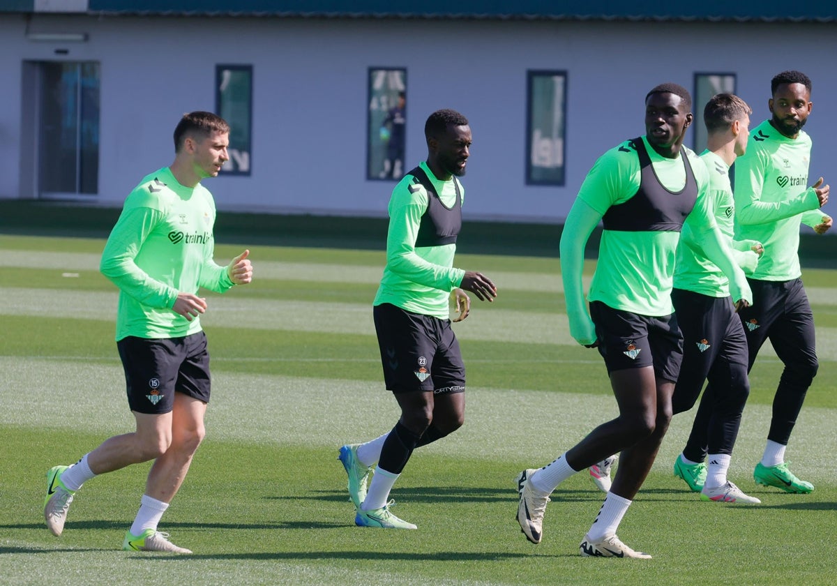 Mendy se ejercita junto a Perraud y Sabaly durante el entrenamiento del Betis