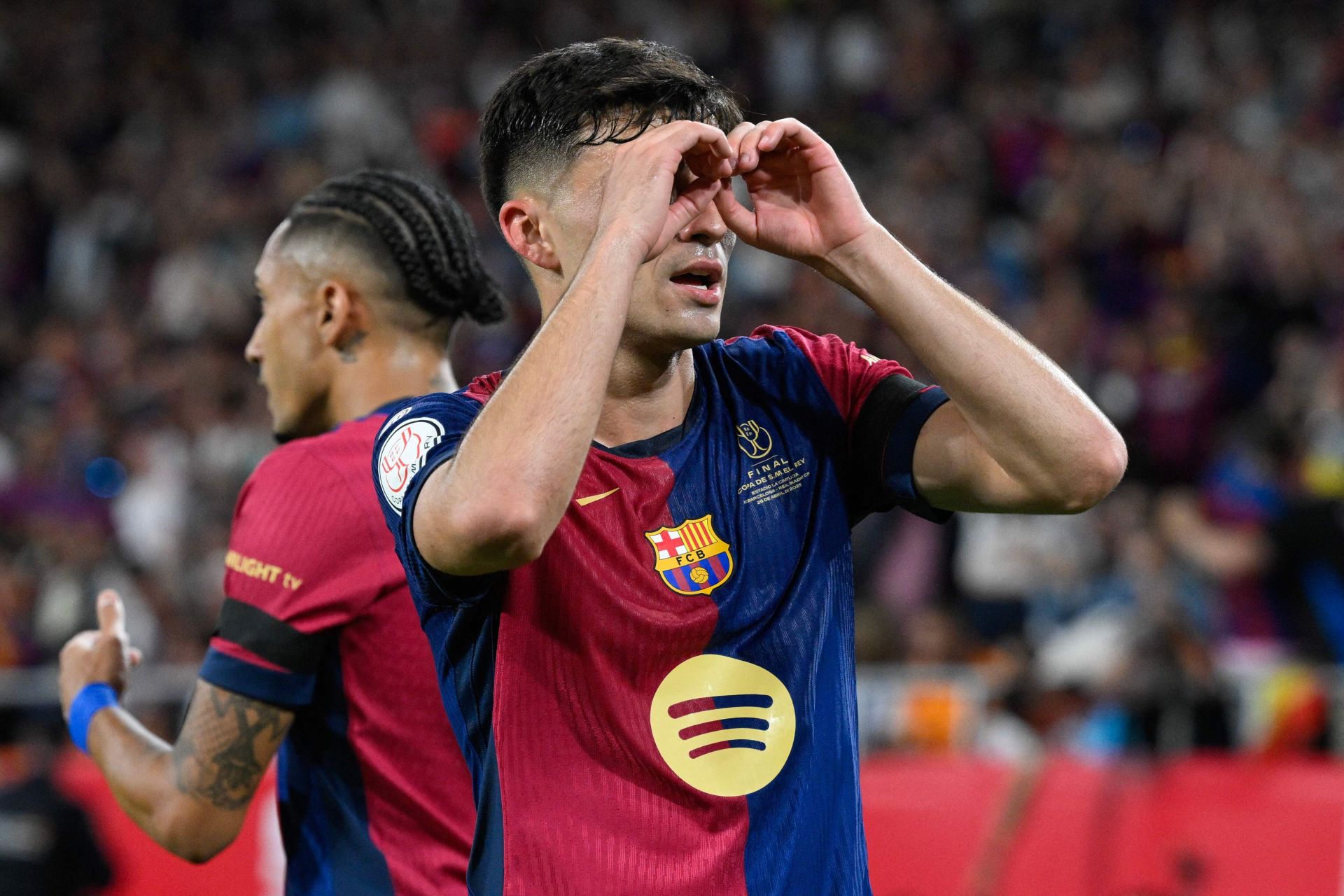 Pedri celebra el gol con su característico gesto.