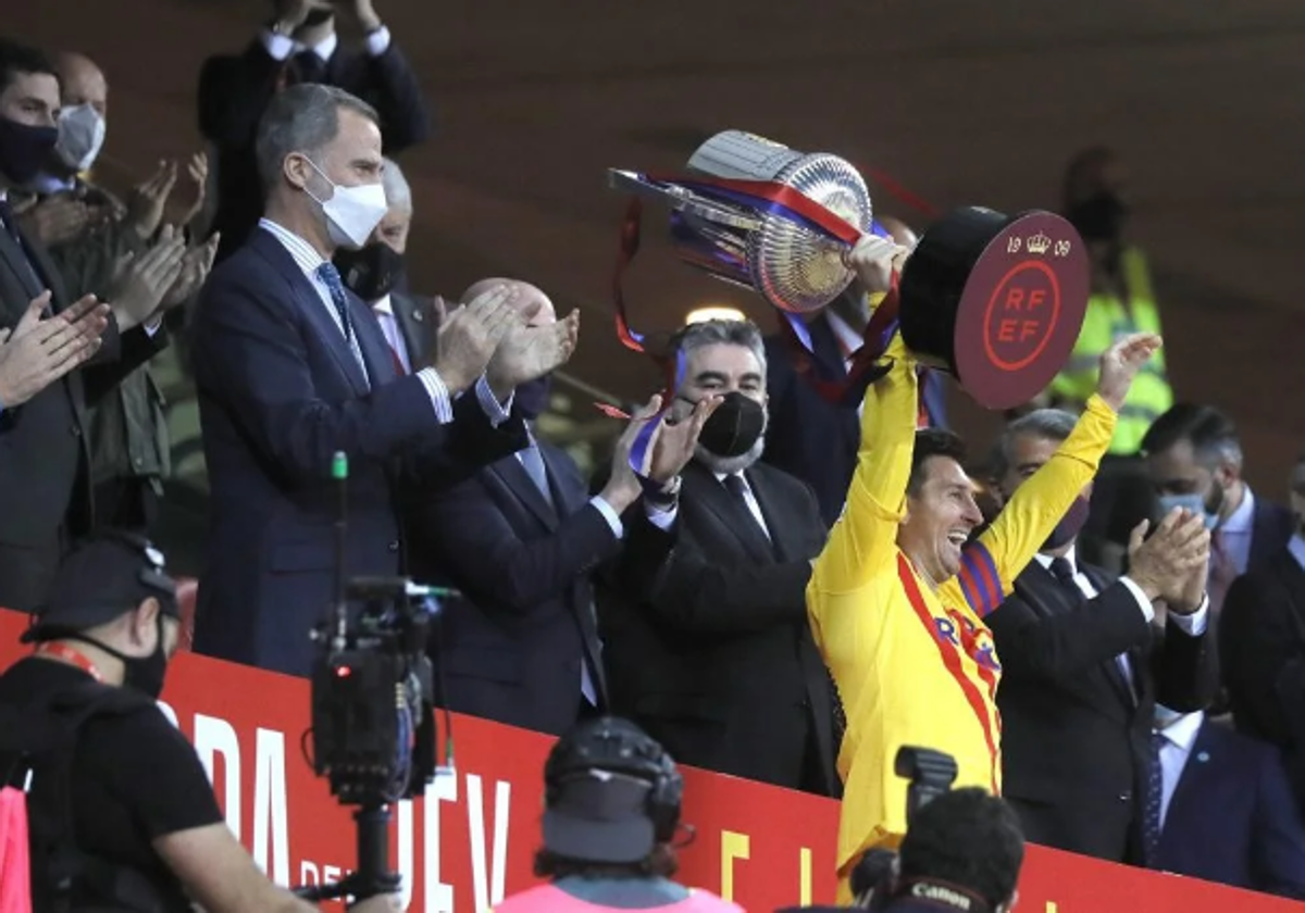 Messi levantando a última Copa del Rey del Barcelona, en 2021