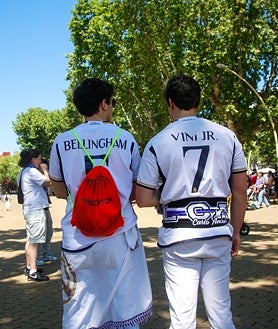 Imagen secundaria 2 - Las aficiones de Real Madrid y Barcelona desembarcan en Sevilla: «Esto es espectacular»