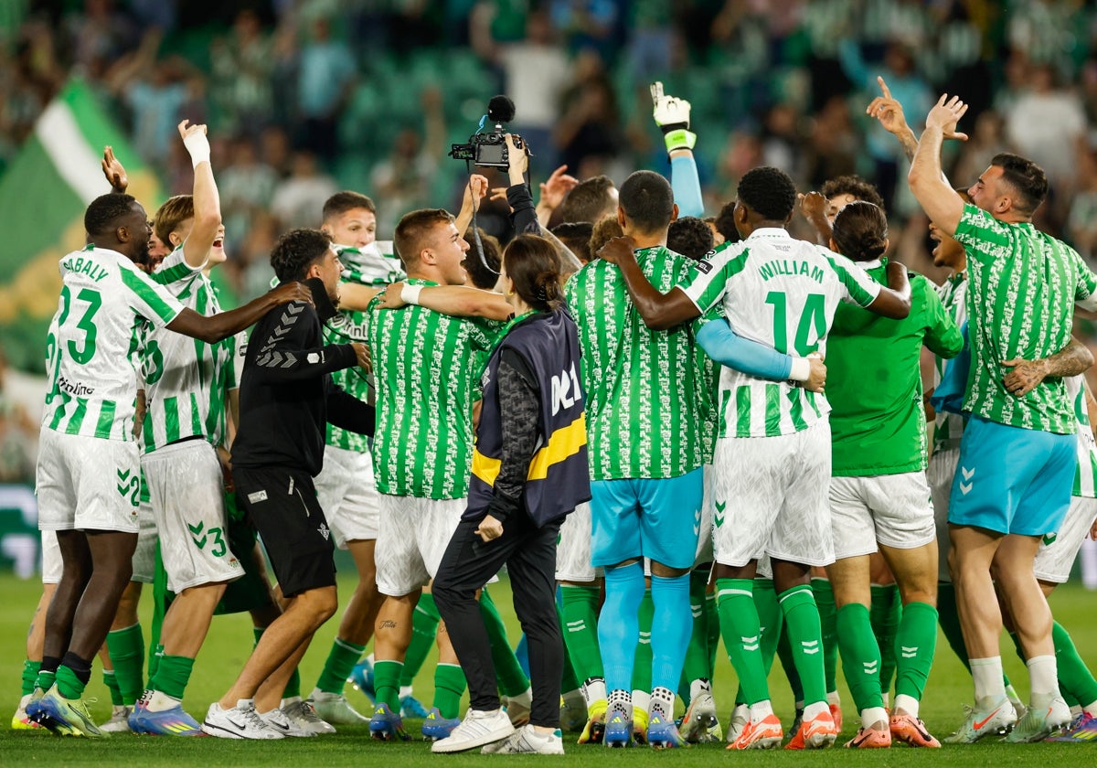 Los jugadores del Real Betis celebran el triunfo ante el Valladolid sobre el césped del Villamarín