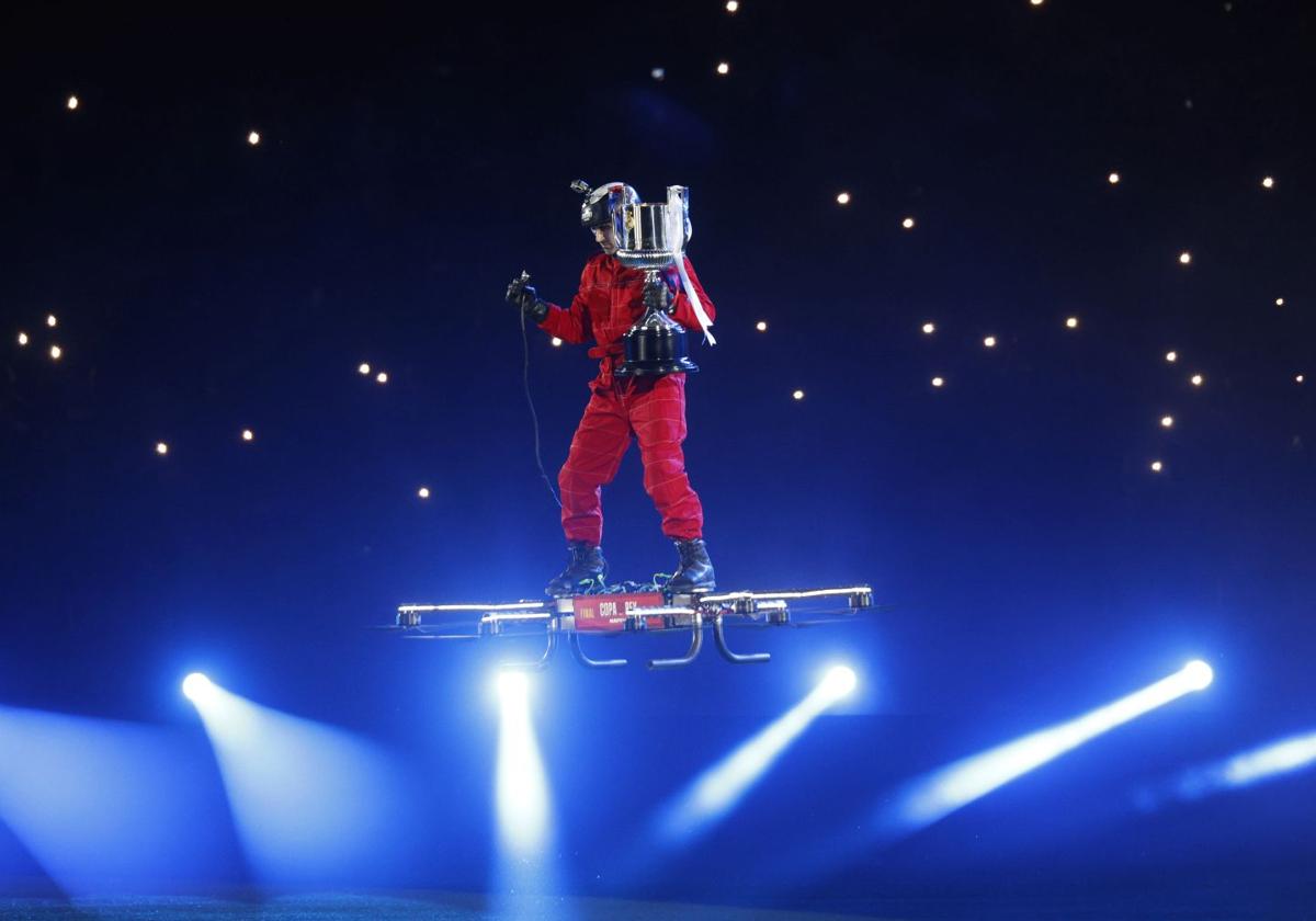 Un hombre trae la Copa del Rey montado en un dron.