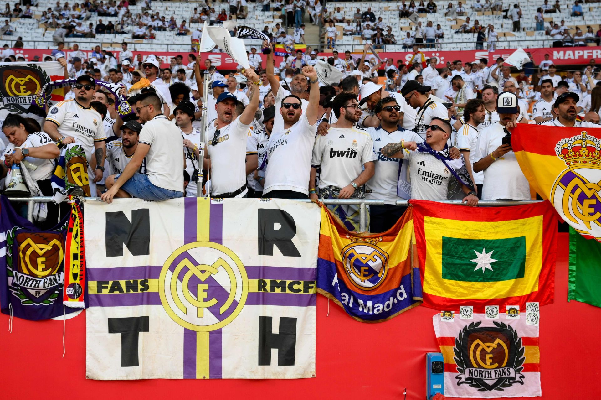 Aficionados del Real Madrid en los interiores del estadio.