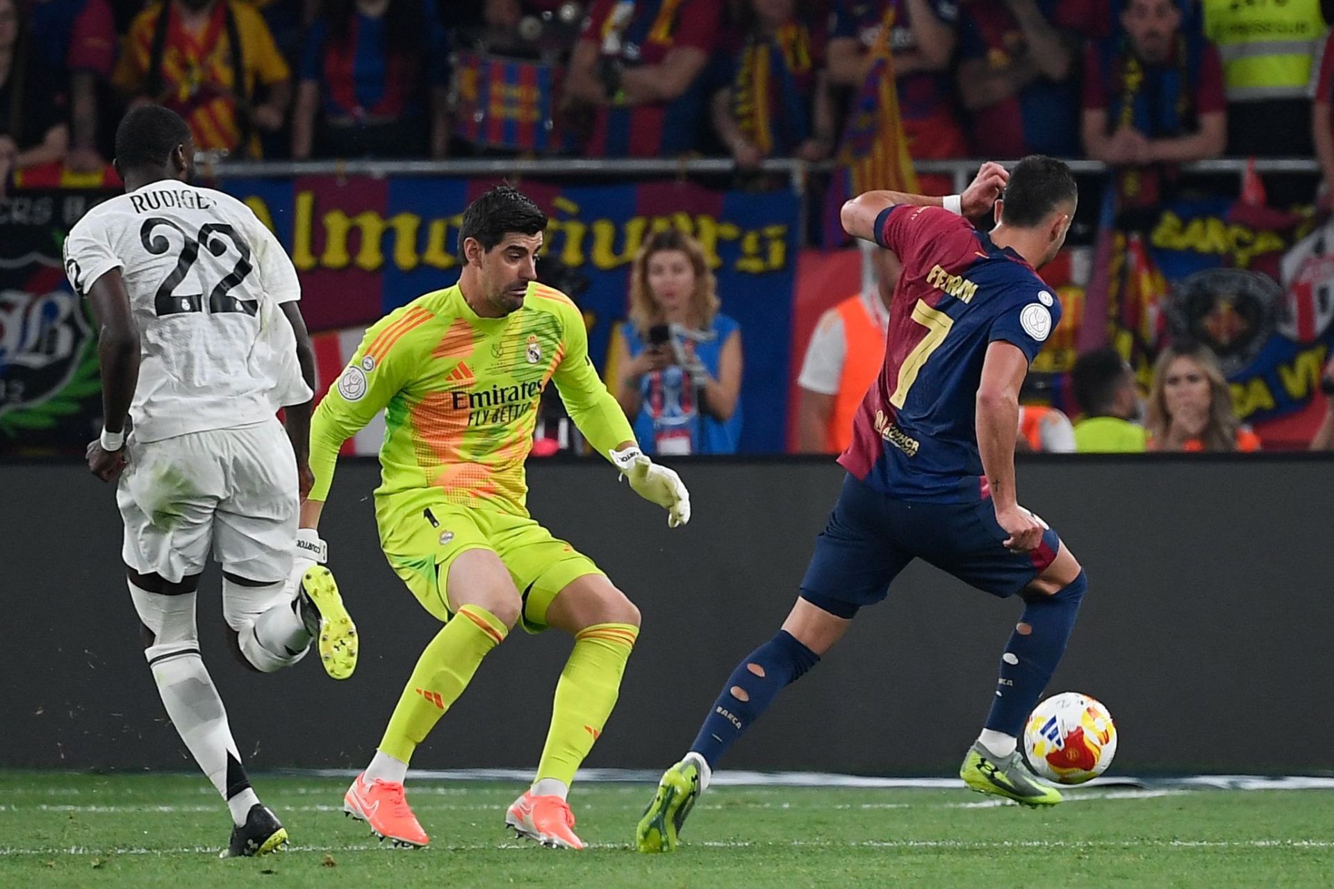 Ferran supera a Thibaut Courtois para empatar el partido.