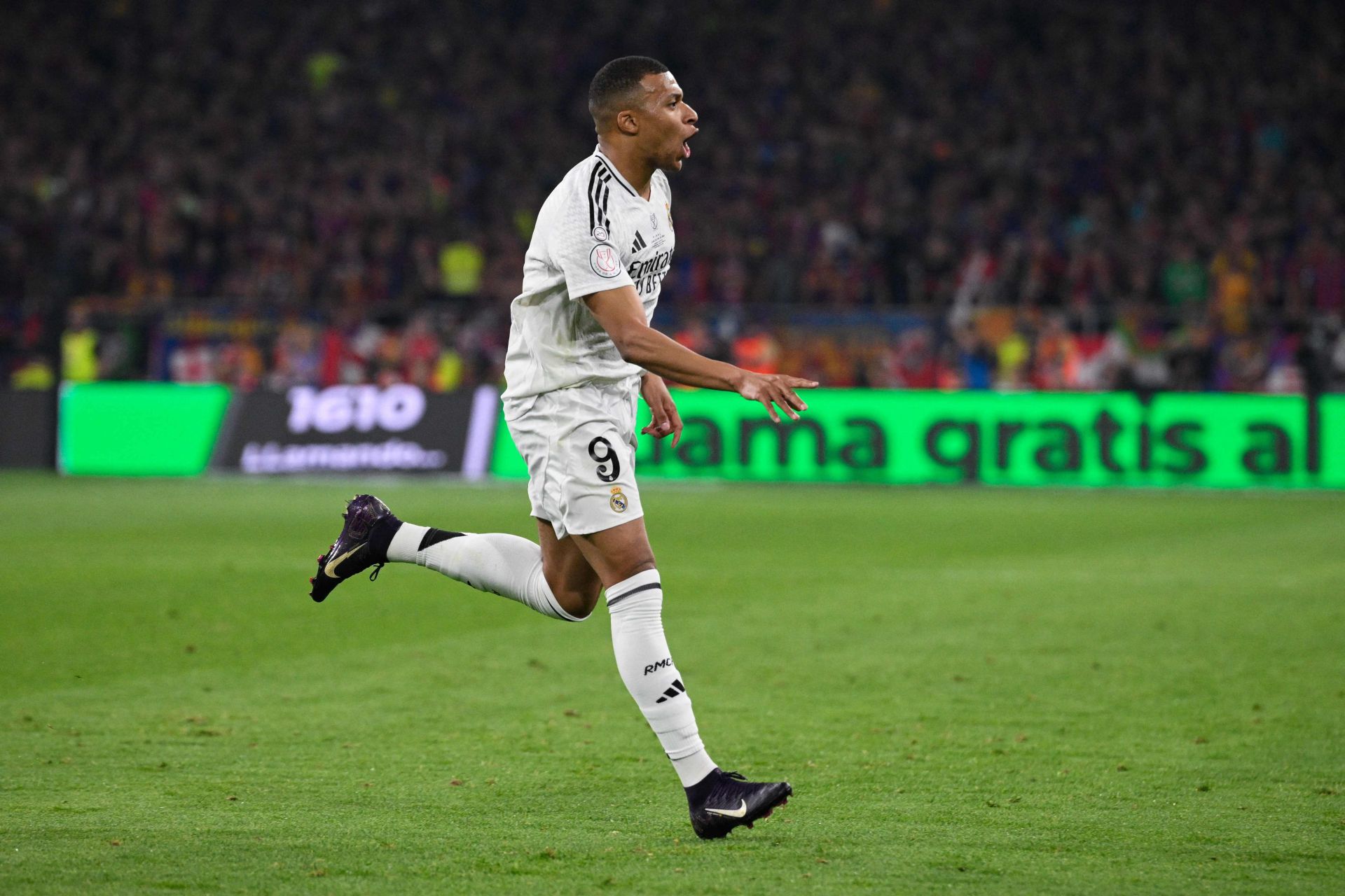 Kylian Mbappé celebra su gol de falta para empatar el partido.