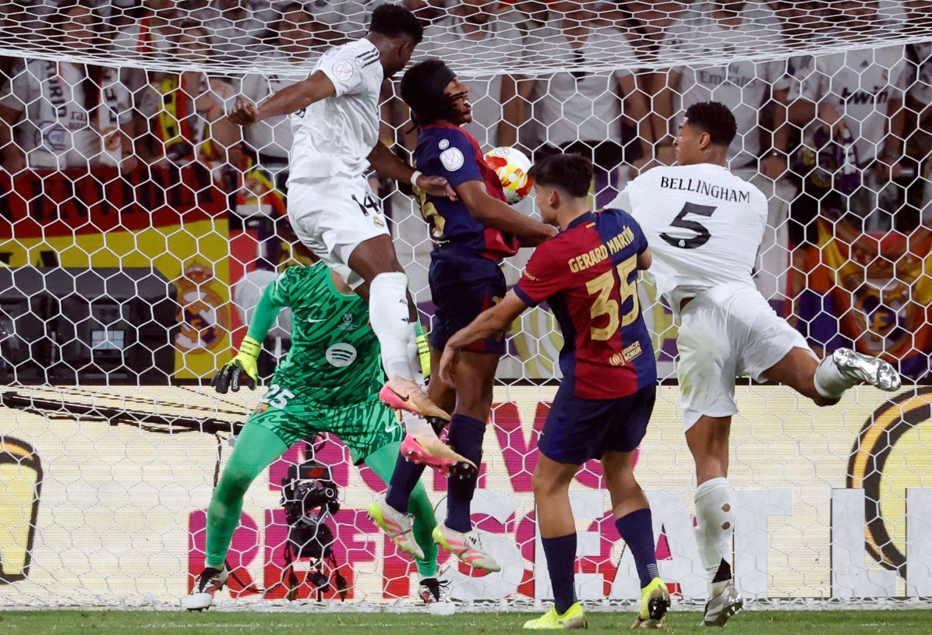 Aurelien Tchouaméni se eleva sobre la defensa del FC Barcelona para adelantar al Real Madrid