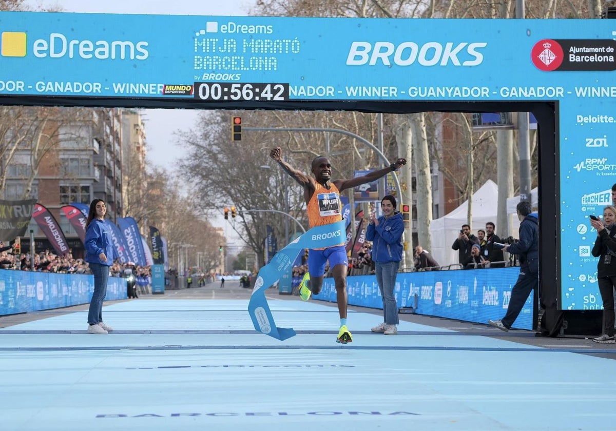 Kiplimo celebra el récord del mundo de media maratón en Barcelona