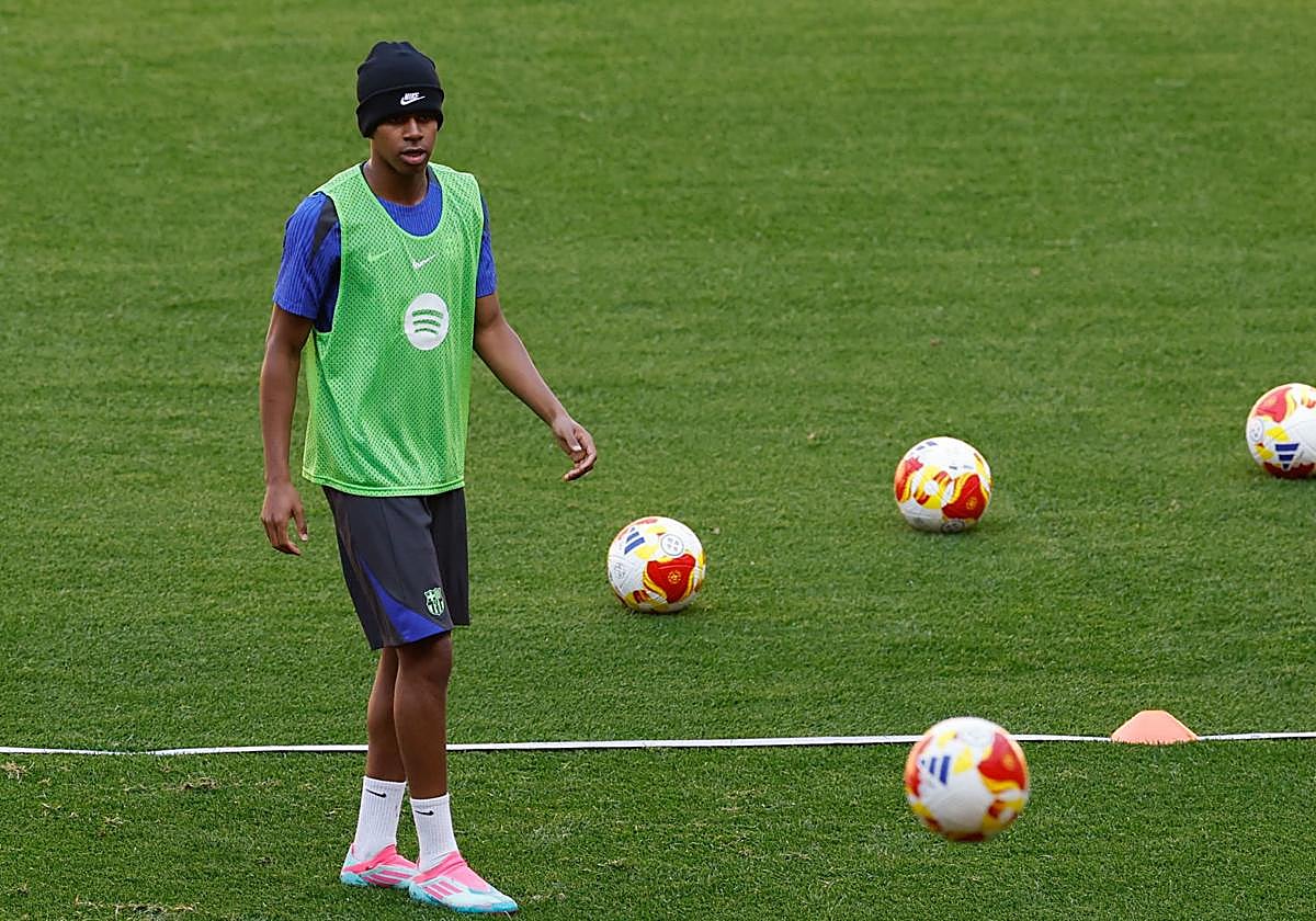 Lamine Yamal, entrernando ayer en Sevilla.