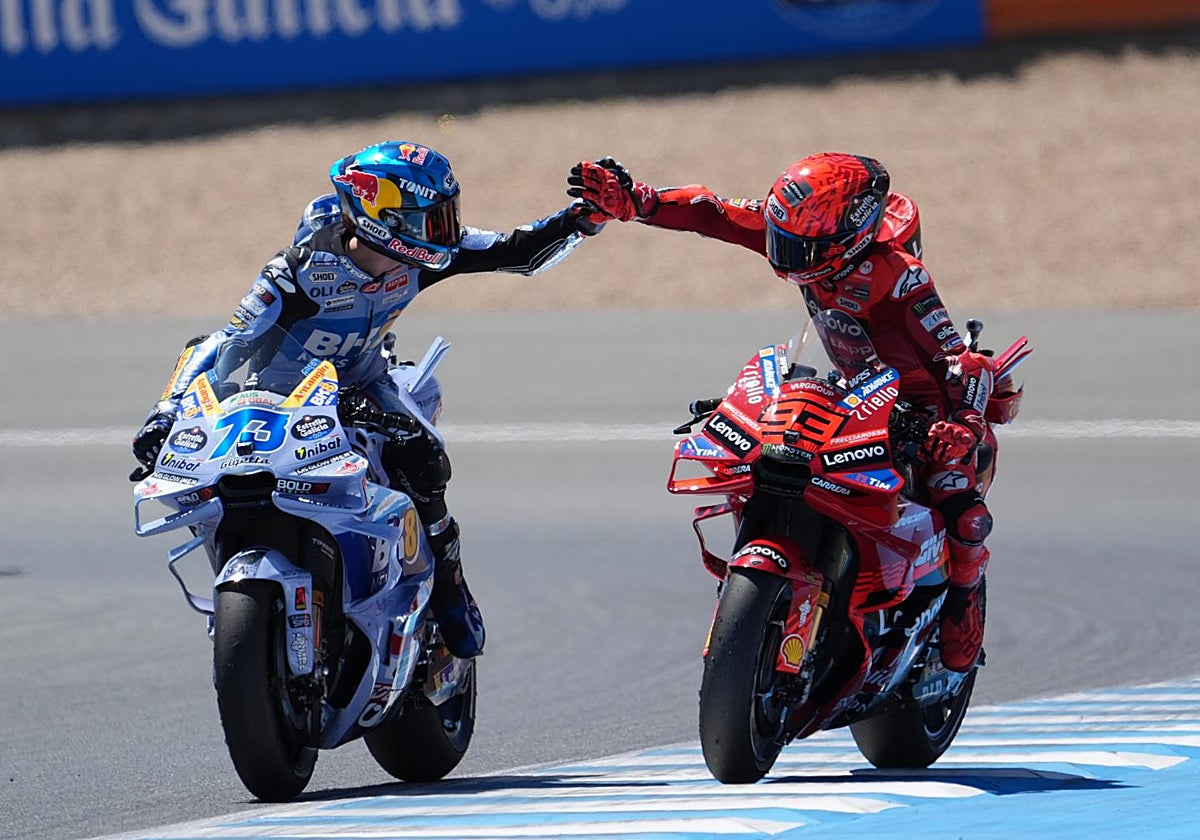 Marc Márquez y su hermano Álex, primero y segundo, se felicitan tras la carrera en Jerez