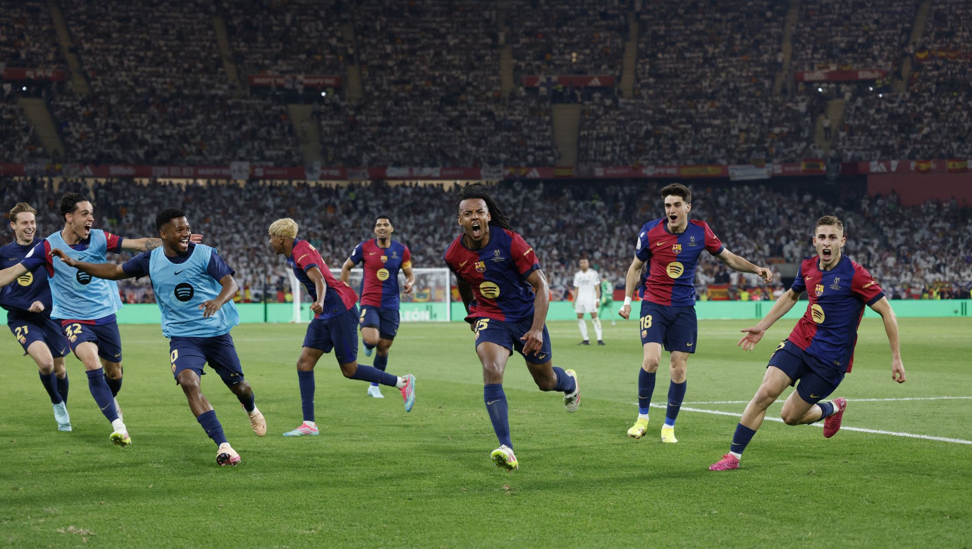 Los futbolistas del FC Barcelona celebran el gol en el minuto 116