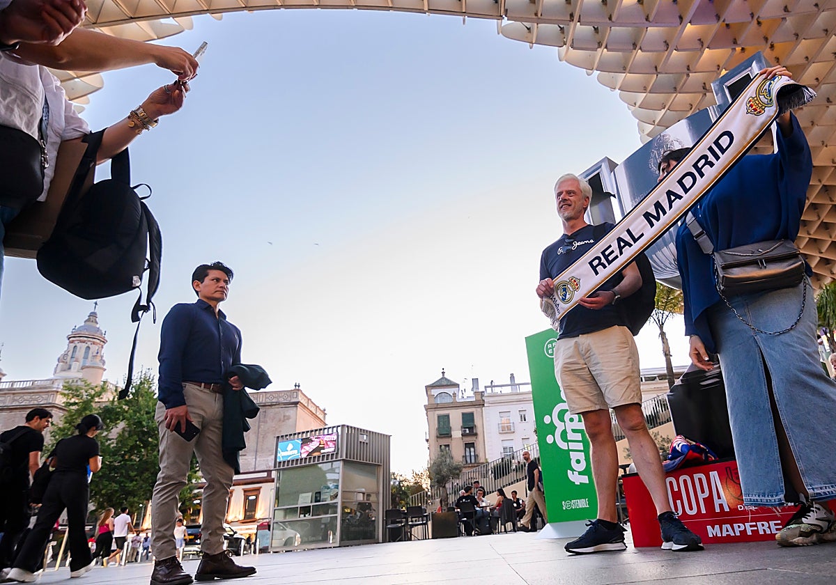Aficionados del Real Madrid, en las calles de Sevilla