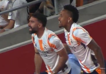 Carvajal, junto a Militao, en las gradas de La Cartuja durante la final contra el Barça