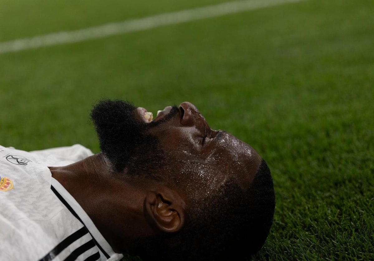 Rudiger, en el suelo tras una jugada del Madrid