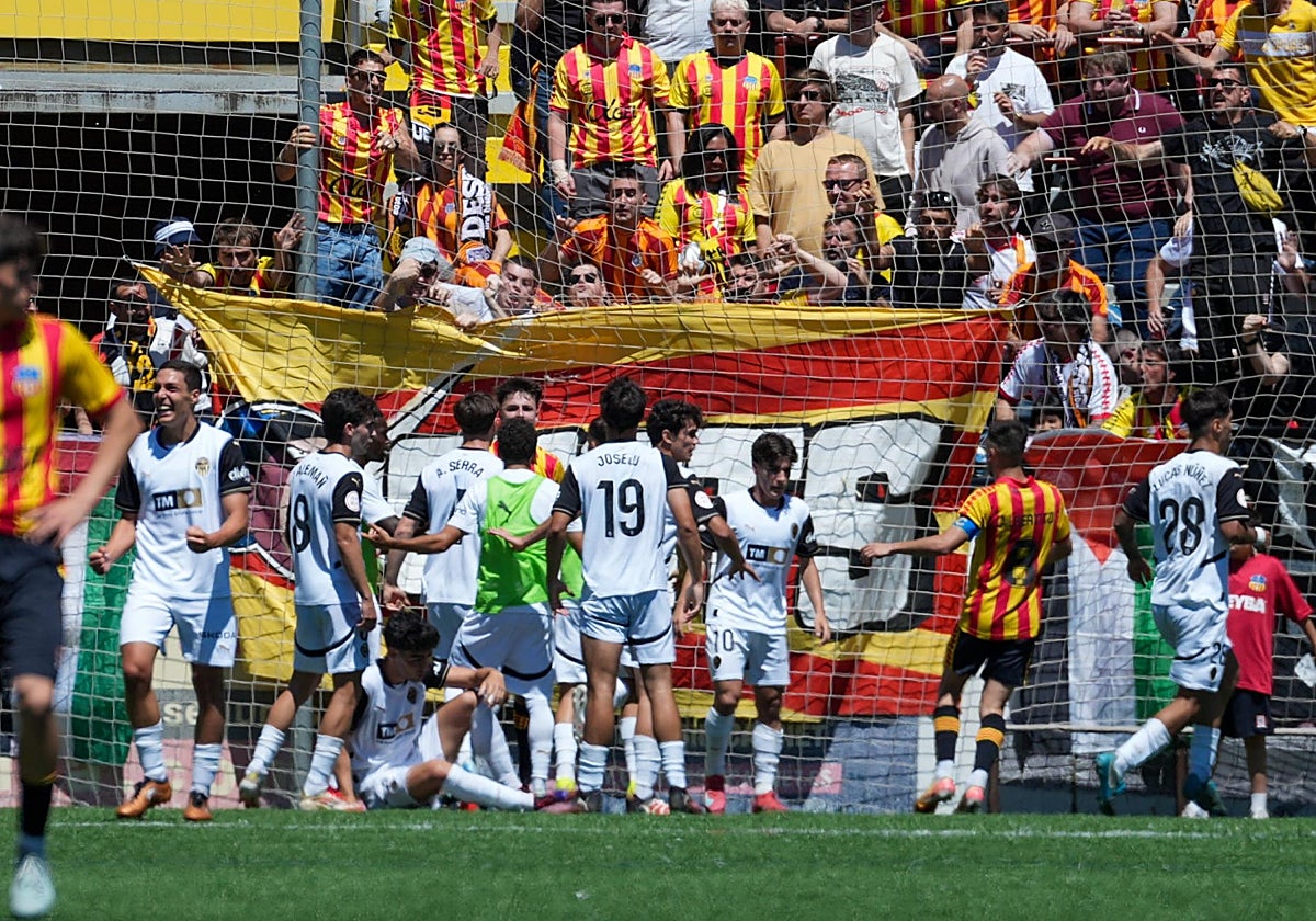Celebración del gol del filial del valencia