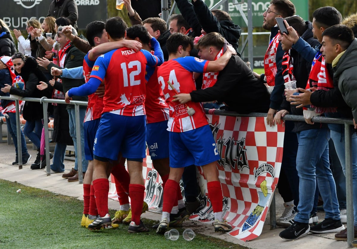 Los jugadores del Atlético Tordesillas celebran un gol con sus aficionados