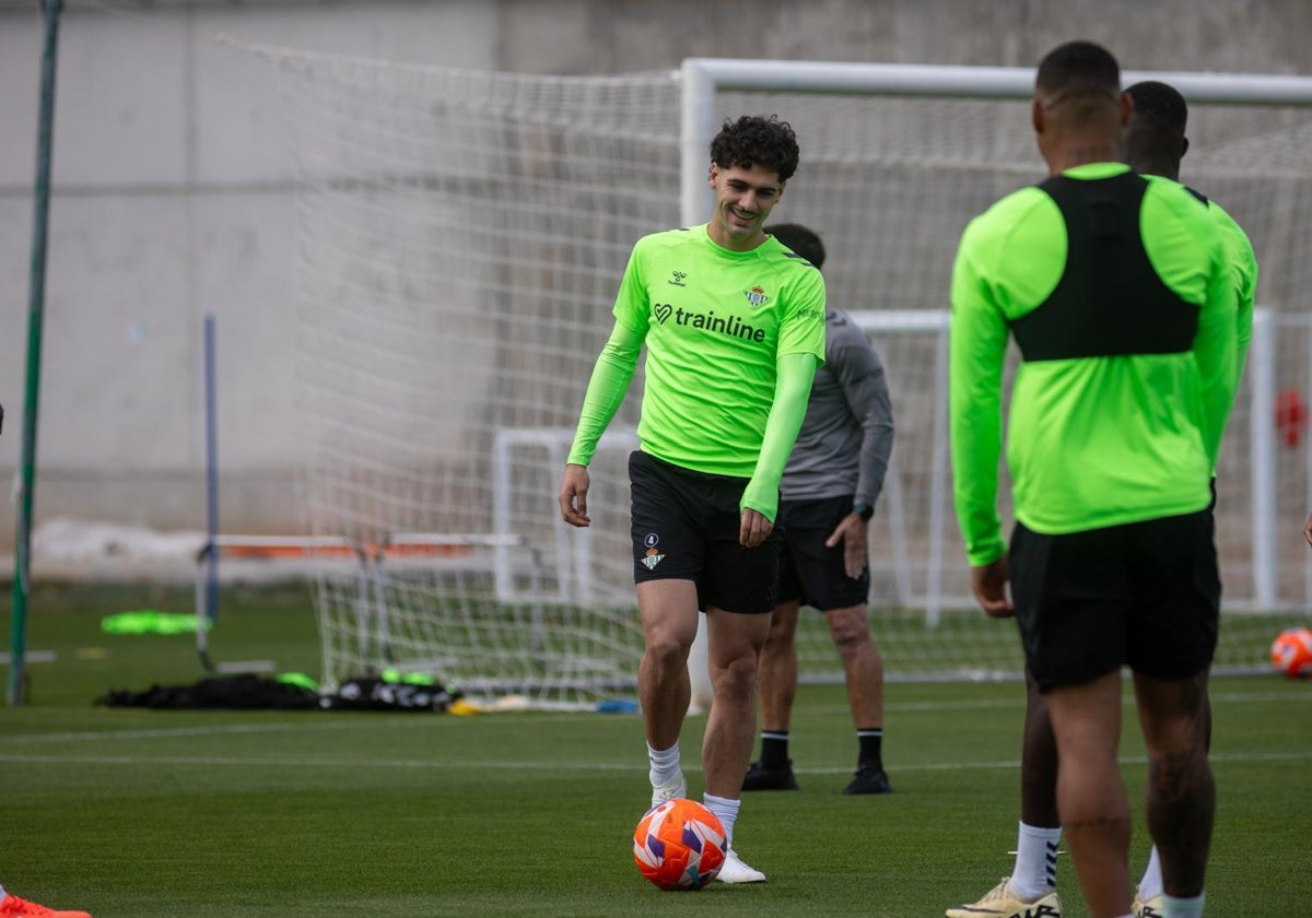 Johnny Cardoso, durante un entrenamiento con el Real Betis