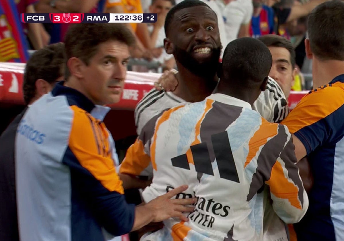 Momento en el que tienen que agarrar a Rudiger para evitar contacto físico con el árbitro