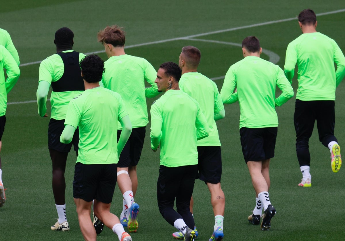 De espaldas, varios futbolistas como Pablo García o Antony en el entrenamiento que el Betis ha realizado antes de medirse a la Fiorentina