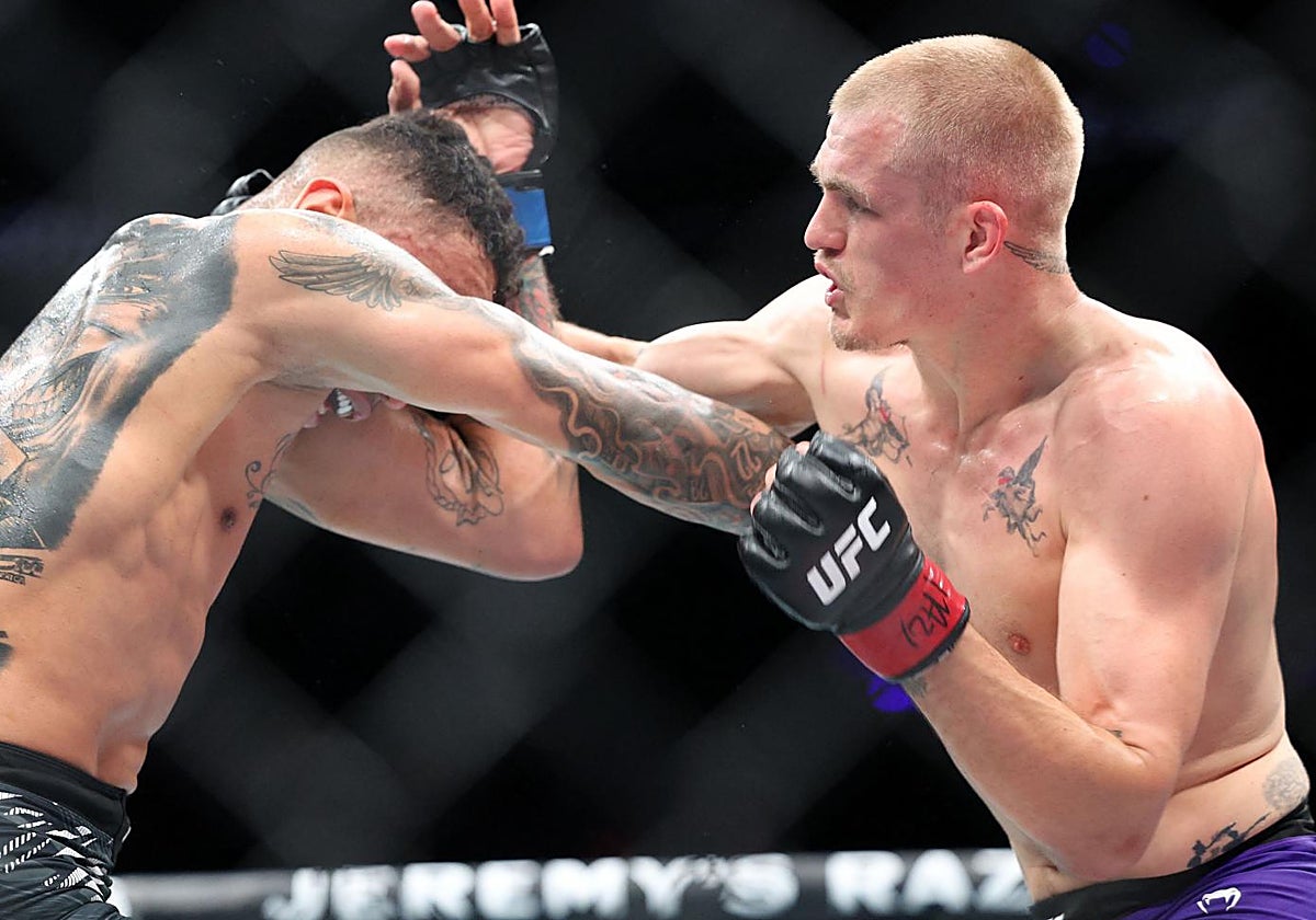 Ian Garry (derecha) conecta un golpe a Carlos Prates