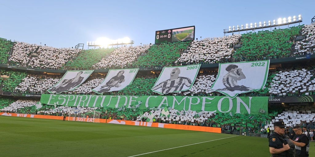 El tifo en los prolegómenos del Betis - Fiorentina de la Conference: los cuatro títulos y soñando con el quinto
