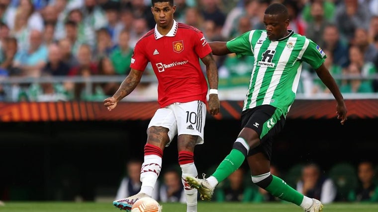 William Carvalho presiona a Rashford en el Betis - Manchester United de la Europa League 22-23