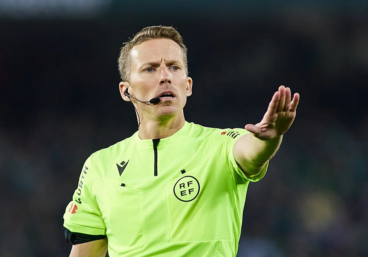 Alejandro Hernández Hernández, arbitrando un partido