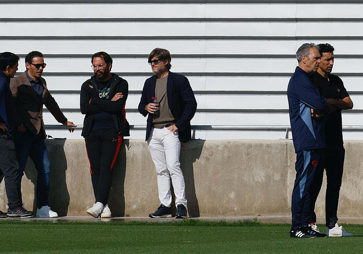 Del Nido Carrasco, Orta, Agustín López, Caparrós y Navas, en el entrenamiento del Sevilla de este 1 de mayo
