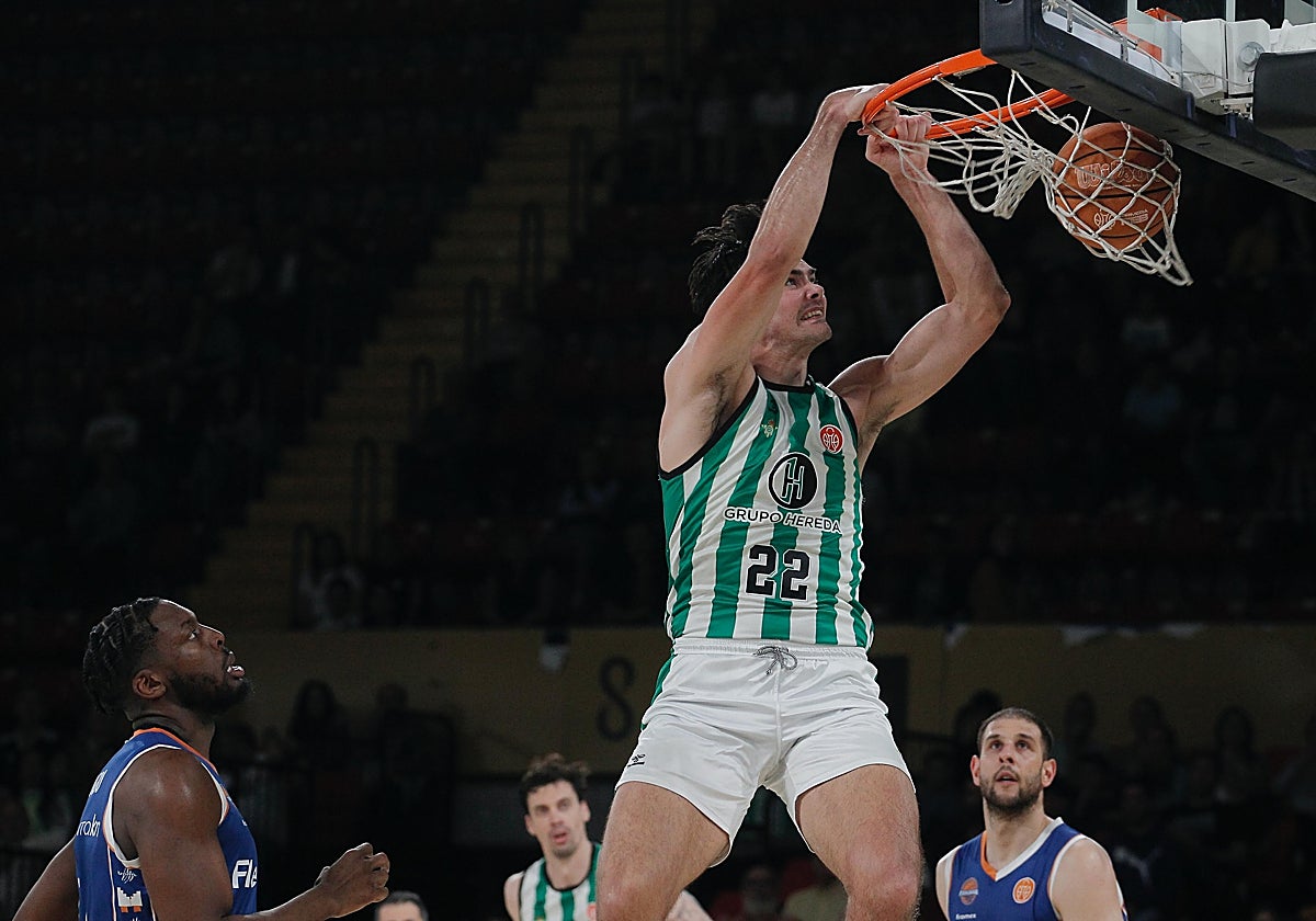 DeBisschop, colgándose a dos manos del aro del Flexicar Fuenlabrada