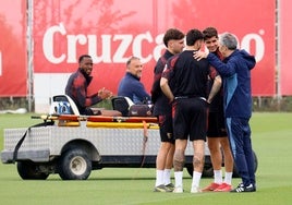 El entrenador del Sevilla, Joaquín Caparrós, conversa con sus futbolistas