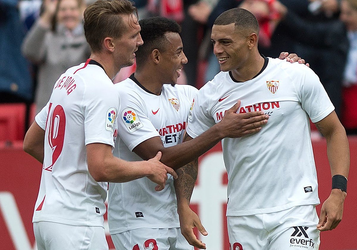 Diego Carlos es felicitado por Koundé y Luuk de Jong tras marcar en el Sevilla-Leganés de LaLiga 19-20